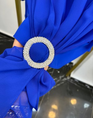 Büyük Beden Önden Taşlı Tokalı Şifon Bluz Saks Mavi Büyük Beden Önden Taşlı Tokalı Şifon Bluz Saks Mavi
