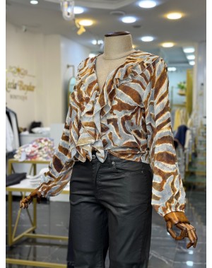 Önü Fırfırlı Gold Düğmeli Kahve Desenli Şifon Bluz Önü Fırfırlı Gold Düğmeli Kahve Desenli Şifon Bluz