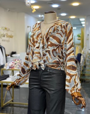 Önü Fırfırlı Gold Düğmeli Kahve Desenli Şifon Bluz Önü Fırfırlı Gold Düğmeli Kahve Desenli Şifon Bluz