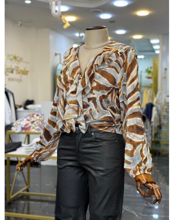 Önü Fırfırlı Gold Düğmeli Kahve Desenli Şifon Bluz