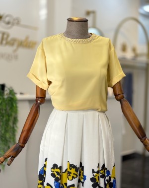 Yakası Taşlı Sarı Bluz Yakası Taşlı Sarı Bluz