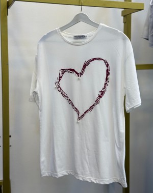 Kalp Desenli Boncuklu Beyaz Tshirt Kalp Desenli Boncuklu Beyaz Tshirt