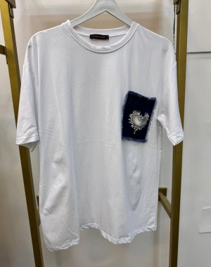 Kalp Desenli Cep Detaylı Beyaz Tshirt Kalp Desenli Cep Detaylı Beyaz Tshirt
