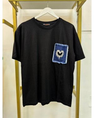 Kalp Desenli Cep Detaylı Siyah Tshirt