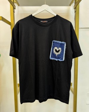 Kalp Desenli Cep Detaylı Siyah Tshirt Kalp Desenli Cep Detaylı Siyah Tshirt