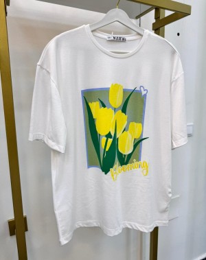 Sarı Çiçek Detaylı Beyaz Tshirt  Sarı Çiçek Detaylı Beyaz Tshirt