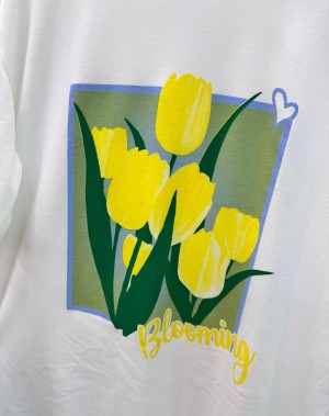 Sarı Çiçek Detaylı Beyaz Tshirt 