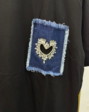 Kalp Desenli Cep Detaylı Siyah Tshirt