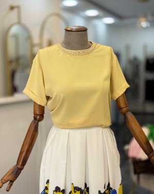 Yakası Taşlı Sarı Bluz