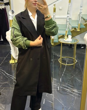 Sırt Yeşil Paraşüt Detaylı Trençkot Siyah Sırt Yeşil Paraşüt Detaylı Trençkot Siyah