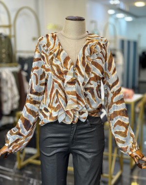 Önü Fırfırlı Gold Düğmeli Kahve Desenli Şifon Bluz