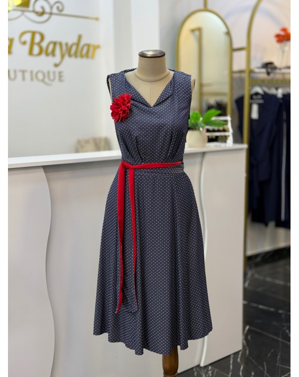 Premium Seri Puantiyeli Kuşaklı Broşlu Lacivert Elbise